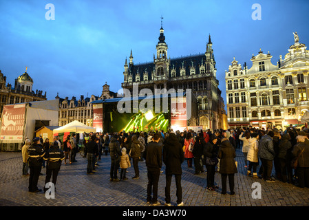 BRÜSSEL, Belgien — die belgische Band Opmoc spielt auf einer Bühne beim Brussels Jazz Marathon im Grand Place in Brüssel. Ursprünglich der zentrale Marktplatz der Stadt, ist der Grand-Place heute UNESCO-Weltkulturerbe. Verzierte Gebäude säumen den Platz, darunter Gildensäle, das Brüsseler Rathaus und das Breadhouse, und sieben Kopfsteinpflasterstraßen münden in ihn. Im Hintergrund, hinter der Bühne, befindet sich das Maison du ROI (oder Broodhuis), in dem sich das Museum der Stadt Brüssel befindet. Stockfoto