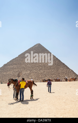 Große Pyramide von Giza, auch bekannt als Pyramide von Khufu und Pyramide von Cheops, Gizeh, Kairo, Ägypten Stockfoto
