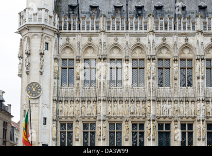 BRÜSSEL, Belgien – Detail der Vorderseite des Rathauses (Hotel de Ville) am Grand Place, Brüssel. Ursprünglich der zentrale Marktplatz der Stadt, ist der Grand-Place heute UNESCO-Weltkulturerbe. Verzierte Gebäude säumen den Platz, darunter Gildensäle, das Brüsseler Rathaus und das Breadhouse, und sieben Kopfsteinpflasterstraßen münden in ihn. Stockfoto