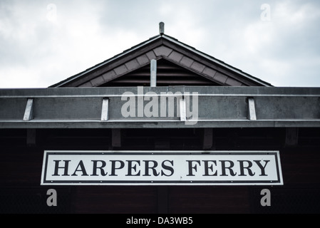 HARPERS FERRY, West Virginia, USA – Ein Schild weist auf den Bahnhof Harpers Ferry, West Virginia hin. Die historische Station im Harpers Ferry National Historical Park erinnert an die wichtige Rolle der Stadt im Transport- und Bürgerkrieg-Bereich des 19. Jahrhunderts. Der Bahnhof ist weiterhin ein aktiver Haltepunkt für einige Personenzüge. Stockfoto