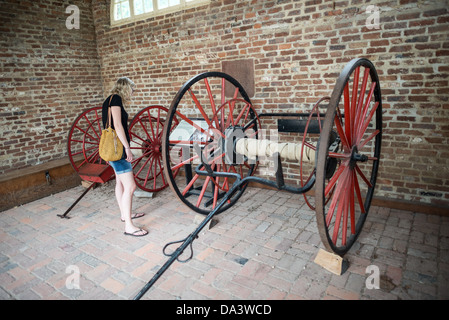 HARPERS FERRY, West Virginia, USA – das Innere von John Brown's Fort, einem wichtigen Ort im Harpers Ferry National Historical Park, West Virginia. Dieses Gebäude, ursprünglich das Feuerwehrhaus der Harpers Ferry Armory, war der letzte Stand des Abolitionisten John Brown während seines Überfalls am 17. Oktober 1859. Das Bauwerk wurde von seiner ursprünglichen Position verlegt, um den Eisenbahnbau zu ermöglichen. Stockfoto