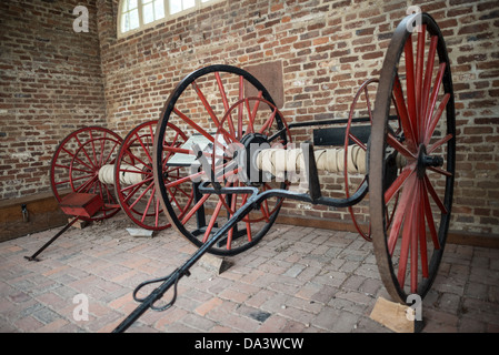 HARPERS FERRY, West Virginia, USA – das Innere von John Brown's Fort, einem wichtigen Ort im Harpers Ferry National Historical Park, West Virginia. Dieses Gebäude, ursprünglich das Feuerwehrhaus der Harpers Ferry Armory, war der letzte Stand des Abolitionisten John Brown während seines Überfalls am 17. Oktober 1859. Das Bauwerk wurde von seiner ursprünglichen Position verlegt, um den Eisenbahnbau zu ermöglichen. Stockfoto