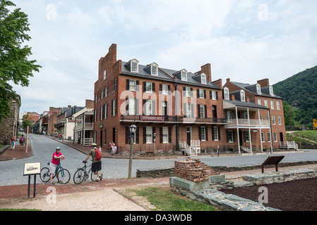 HARPERS FERRY, West Virginia, USA – Stephenson's Hotel, ein restauriertes Gebäude aus dem 19. Jahrhundert, befindet sich an der Shenandoah Street im unteren Stadtteil des Harpers Ferry National Historical Park. Dieses historische Gebäude, einst ein geschäftiges Hotel vor dem Bürgerkrieg, dient heute als erhaltenes Beispiel für Architektur und Handel aus der Zeit vor dem Bürgerkrieg in dieser bedeutenden amerikanischen Stadt. Stockfoto