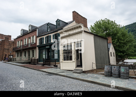 Harpers Ferry National Historical Park High Street West Virginia // HARPERS FERRY, West Virginia, Vereinigte Staaten – Ein Blick auf die High Street im historischen Viertel des Harpers Ferry National Historical Park. Die Straße zeigt gut erhaltene Architektur aus dem 19. Jahrhundert und bietet Besuchern einen Einblick in das Erscheinungsbild der Stadt während der Vorkriegszeit und des Bürgerkriegs. Stockfoto