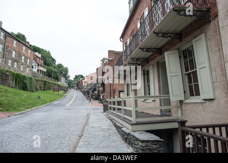 HARPERS FERRY, West Virginia, USA – Ein Blick auf die High Street im historischen Viertel des Harpers Ferry National Historical Park. Die Straße zeigt gut erhaltene Architektur aus dem 19. Jahrhundert und bietet Besuchern einen Einblick in das Erscheinungsbild der Stadt während der Vorkriegszeit und des Bürgerkriegs. Stockfoto