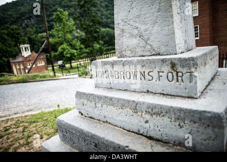 John Brown Monument Harpers Ferry West Virginia // HARPERS FERRY, West Virginia, Vereinigte Staaten — das John Brown Monument steht im Harpers Ferry National Historical Park und markiert die ursprüngliche Stätte von John Brown's Fort. Das Fort, das im Hintergrund sichtbar war, wurde verlegt, um es zu erhalten. Dieser Ort erinnert an Browns Angriff auf Harpers Ferry im Jahr 1859, ein zentrales Ereignis in der Abolitionistischen Bewegung und ein Katalysator für den Bürgerkrieg. Stockfoto