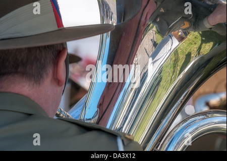 Militärische Blaskapellen spielen Tausende Anzac Day Märsche quer durch Australien besuchen. Stockfoto