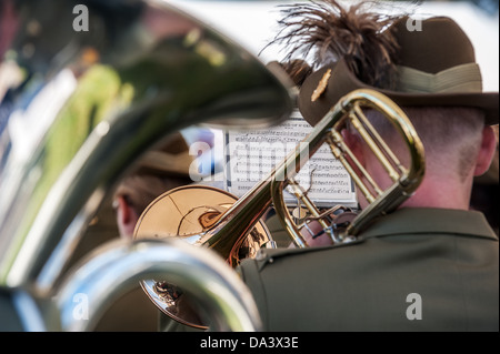 Militärische Blaskapellen spielen Tausende Anzac Day Märsche quer durch Australien besuchen. Stockfoto