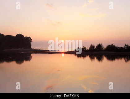 Ein buntes Sonnenuntergang über den Eriesee an der Mündung des Elk Creek in der Nähe von Lake City, Pennsylvania, USA Stockfoto