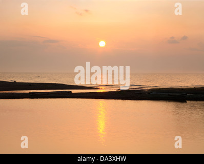 Ein buntes Sonnenuntergang über den Eriesee an der Mündung des Elk Creek in der Nähe von Lake City, Pennsylvania, USA Stockfoto