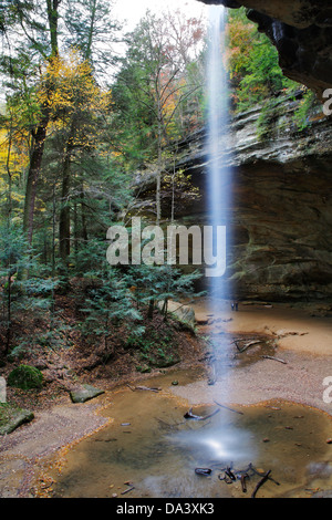 Groß und dünn Wasserfall Ash-Höhle im Herbst In der Hocking Hills Region Central Ohio, USA Stockfoto