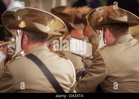 Militärische Blaskapellen spielen Tausende Anzac Day Märsche quer durch Australien besuchen. Stockfoto