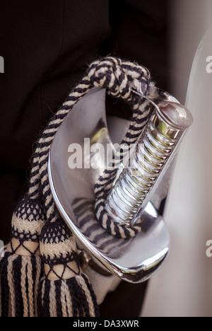 Eine zeremonielle Schwert von Militärpersonal auf Parade getragen. Stockfoto