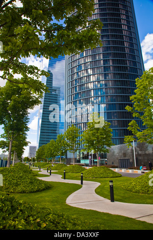 Um die Basis des Madrids vier gläserne Türme in Chamartin Landschaftsbau Stockfoto