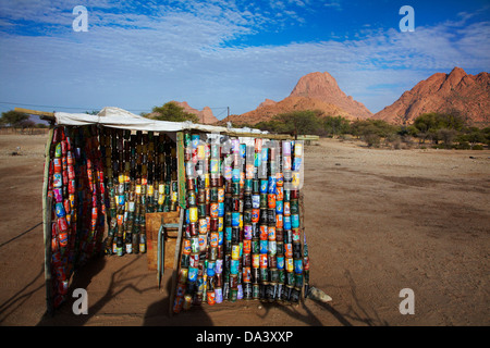 Schuppen Sie, hergestellt aus recycelten Getränkedosen, Spitzkoppe und Pondok Berge (rechts), Namibia, Afrika Stockfoto