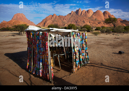 Schuppen Sie, hergestellt aus recycelten Getränkedosen, Spitzkoppe und Pondok Berge (rechts), Namibia, Afrika Stockfoto