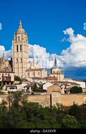 Blick auf die Stadtmauer von Segovia, Spanien Stockfoto