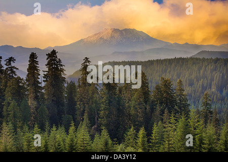 Sonnenuntergang mit Wolken über Mount St. Helens im Bundesstaat Washington Landschaft Stockfoto