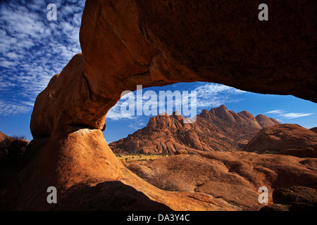 Natürlichen Felsbogen Spitzkoppe und Pondok Berge in der Ferne, Namibia, Afrika Stockfoto