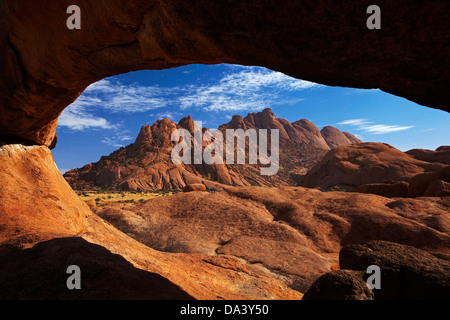 Natürlichen Felsbogen Spitzkoppe und Pondok Berge in der Ferne, Namibia, Afrika Stockfoto