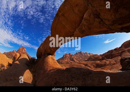 Natürlichen Felsbogen Spitzkoppe (links) und Pondok Berge in Ferne (rechts), Namibia, Afrika Stockfoto