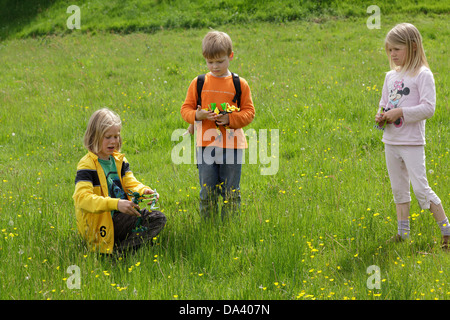 drei Kinder auf einer Wiese Stockfoto