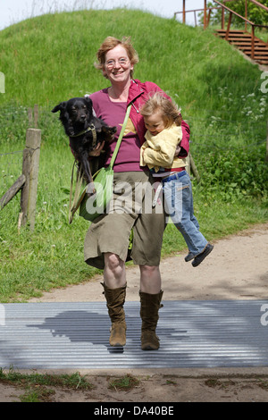 eine Frau mit Hund und Kind, Haithabu, Schleswig-Holstein, Deutschland Stockfoto