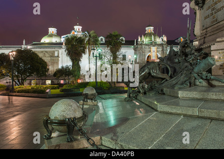 Metropolitan Cathedral und Denkmal für die Helden der Unabhängigkeit in der Nacht, Quito, Ecuador Stockfoto