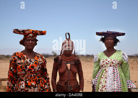 Herero Frauen und Himba Frau (Mitte) in traditioneller Kleidung, in der Nähe von Benutzeroberflächen, Namibia, Afrika Stockfoto