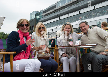 Wimbledon, London, UK. 2. Juli 2013. Wimbledon Tennis Championships 2013 statt in The All England Lawn Tennis and Croquet Club, London, England, UK.    Allgemeine Ansicht (GV).  Genießen Sie Champagner vor dem Start der Tennis-Fans. Bildnachweis: Duncan Grove/Alamy Live-Nachrichten Stockfoto