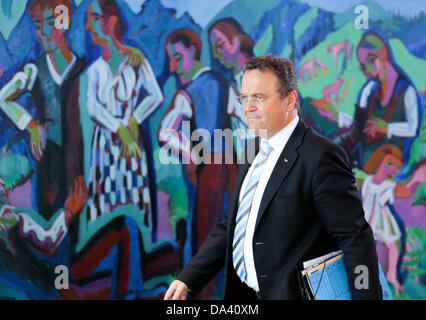 Berlin, Deutschland. 3. Juli 2013. Bundesminister des inneren Hans-Peter Friedrich (CSU) kommt für das Treffen der das Bundeskabinett im Bundeskanzleramt in Berlin, Deutschland, 3. Juli 2013. Foto: KAY NIETFELD/Dpa/Alamy Live News Stockfoto