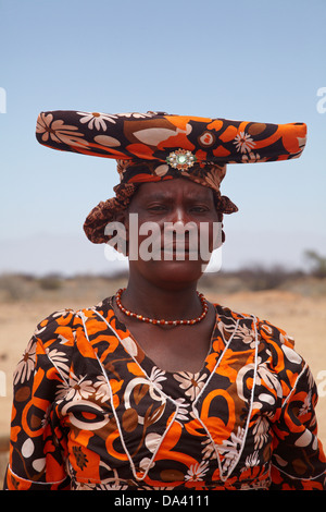 Herero-Frau in traditioneller Kleidung, in der Nähe von Benutzeroberflächen, Namibia, Afrika Stockfoto