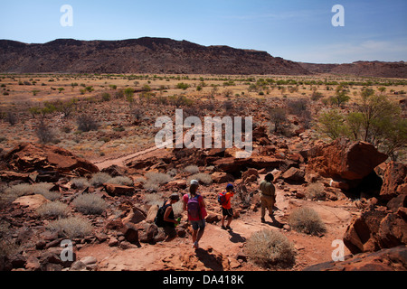 Touristen bei Twyfelfontein UNESCO World Heritage Site, Damaraland, Namibia, Afrika Stockfoto