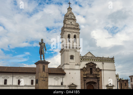 Santo Domingo-Kirche und Armee-General Antonio José de Sucre Statue, Quito Stockfoto