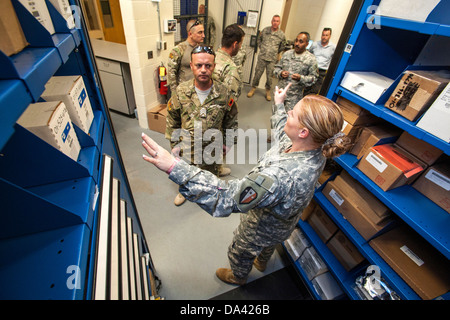 Capt Jennifer M. Johnston, rechts, New Jersey Army National Guard, erklärt wie die mobile Gang Systemcontainer Werkzeug und Teile Stockfoto