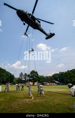 National Guard NJNG UH-60 Black Hawk Black Hawk Soldat Soldaten Abseilen Stockfoto