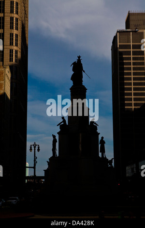 Die Michigan Soldiers and Sailors Monument ist Silhouette als den Sonnenuntergang in Detroit (Mi) Stockfoto