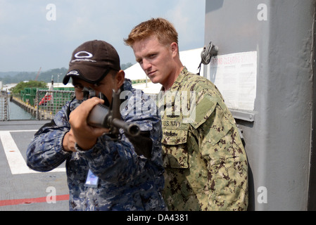 Kanonier der 1. Klasse Nicholas Heidingsfelder, Maritime zivile Angelegenheiten und Sicherheit Training Command (MCAST) zugewiesen, Mate, lehrt Besuch, Board, Durchsuchung und Beschlagnahme Techniken an Mitglieder der Philippine Coast Guard während Zusammenarbeit flott Bereitschaft und Stockfoto