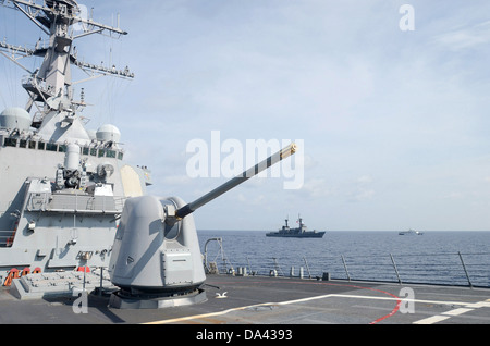 PHILIPPINENSEE (29. Juni 2013) von links, die geführte Flugkörper-Zerstörer USS Fitzgerald (DDG-62), philippinische Marine Fregatte Greg Stockfoto