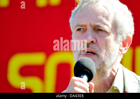 Mayday-Demonstration: London, 1. Mai 2013. Trafalgar Square. Jeremy Corbyn, MP für Islington Nord Stockfoto