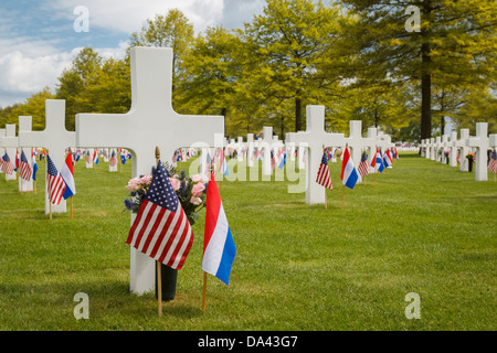 Grabsteine auf dem amerikanischen Krieg Friedhof von Margraten in den Niederlanden, geschmückt mit Fahnen für Memorial Day. Stockfoto