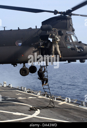 US Air Force Special Operations Kräfte schnell-Seil aus eine MH-47 Chinook-Hubschrauber auf die geführte Flugkörper-Zerstörer USS Higgins während Übungen 21. September 2009 im Adriatischen Meer. Stockfoto