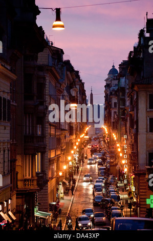 Beschäftigt Straßenszene in Rom in der Dämmerung mit dem Obelisken an der spanischen Treppe in der Ferne, Rom, Italien Stockfoto