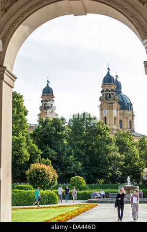 Hofgarten in München mit theatienerkirche im Hintergrund, München, Bayern, Deutschland Stockfoto