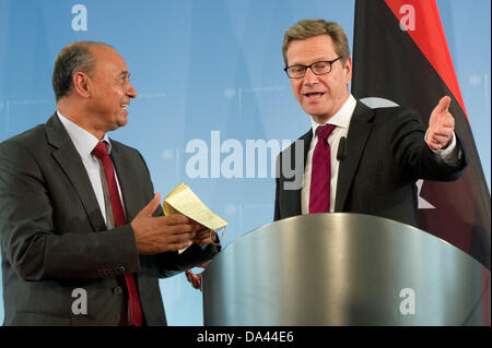 Berlin, Deutschland. 3. Juli 2013. Der deutsche Außenminister Guido Westerwelle (FDP, R) erhält libysche Außenminister Mohamed Abdulaziz in Berlin, Deutschland, 3. Juli 2013. Foto: MAURIZIO GAMBARINI/Dpa/Alamy Live News Stockfoto