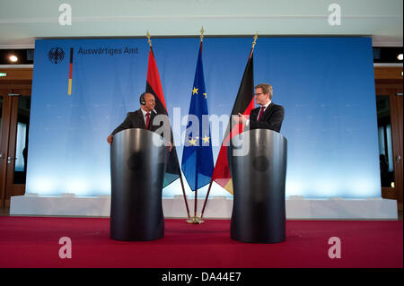 Berlin, Deutschland. 3. Juli 2013. Der deutsche Außenminister Guido Westerwelle (FDP, R) erhält libysche Außenminister Mohamed Abdulaziz in Berlin, Deutschland, 3. Juli 2013. Foto: MAURIZIO GAMBARINI/Dpa/Alamy Live News Stockfoto