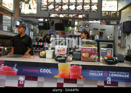 Vero Beach Florida, McDonald's, Burger, Hamburger, Franchise, Fast Food, Restaurant Restaurants Essen Essen gehen Cafe Cafés Bistro, Theke, Mitarbeiter, Menü Stockfoto