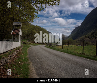 Die Straße führt weiter in Ørsdalen, Bjerkreim, Rogaland, Norwegen. Stockfoto