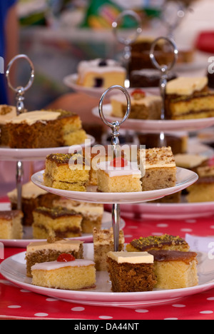 Kuchen auf einem lokalen Sommer Fete, Blatt ausgeht, in der Nähe von Petersfield, Hampshire, UK. Stockfoto