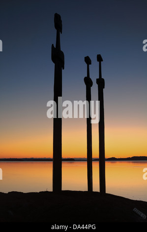 Sonnenuntergang in das Schwert im Stein-Denkmal in Møllebukta, Rogaland, Norwegen. Stockfoto